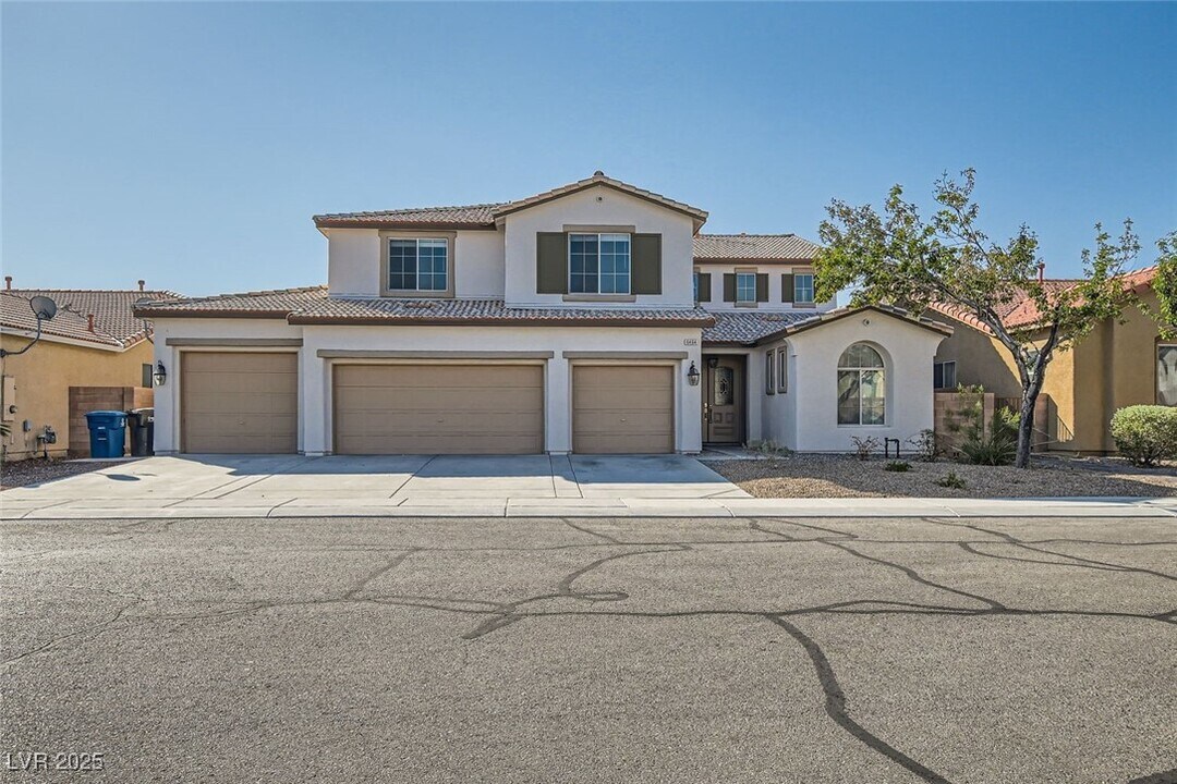 6464 N Gentle Falls Ln in North Las Vegas, NV - Building Photo
