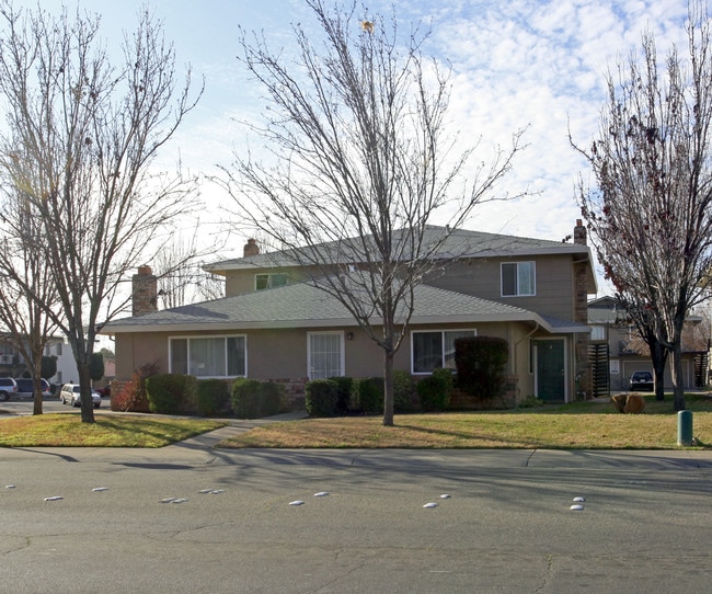 5712 42nd St in Sacramento, CA - Foto de edificio - Building Photo