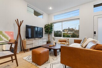 2433 S Plum St, Unit SI ID1324831P in Seattle, WA - Foto de edificio - Building Photo