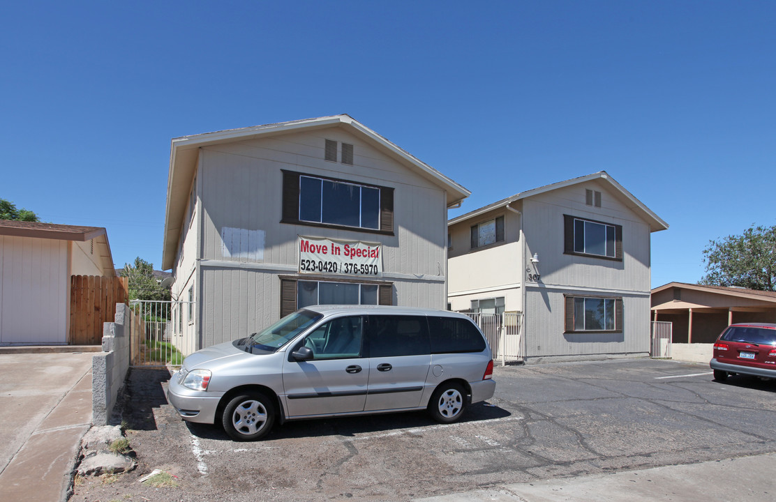 V&R Apartments in Henderson, NV - Building Photo