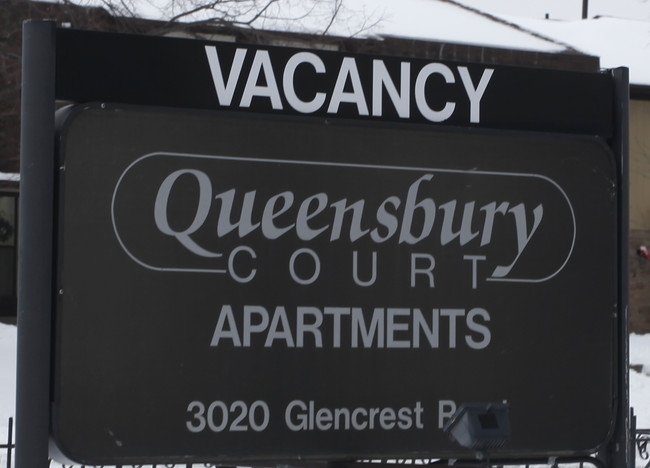 Queensbury Court in Burlington, ON - Building Photo - Building Photo