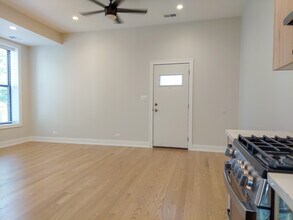 2057 W Dickens Ave, Unit 2N in Chicago, IL - Building Photo - Building Photo