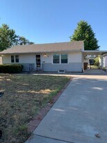 1317 E 10th Ave in Hutchinson, KS - Building Photo