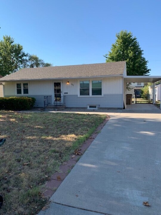 1317 E 10th Ave in Hutchinson, KS - Building Photo