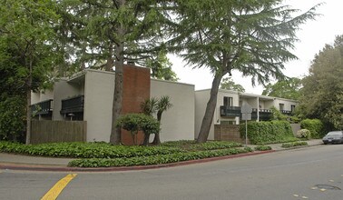 1411 Creekside Dr in Walnut Creek, CA - Foto de edificio - Building Photo