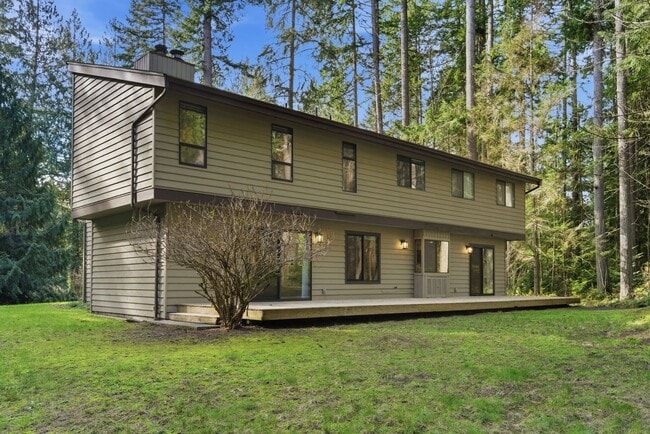6980 NE Dolphin Dr in Bainbridge Island, WA - Building Photo - Building Photo