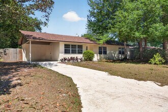 1302 NE 14th Ter in Gainesville, FL - Building Photo - Building Photo