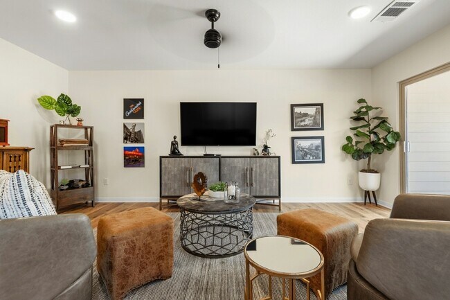 Magnolia Condominiums in San Marcos, TX - Foto de edificio - Building Photo