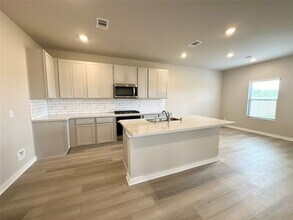 12176 Ridge Top Dr in Panorama Village, TX - Foto de edificio - Building Photo
