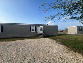 302 Sparrow Ln in Kyle, TX - Foto de edificio - Building Photo