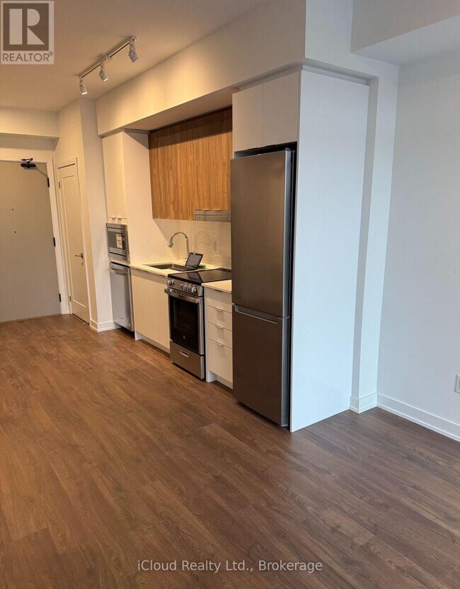 5105 Hurontario St in Mississauga, ON - Building Photo - Building Photo