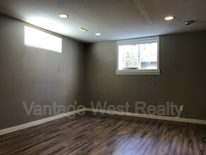 348 Rio Dr S in Kelowna, BC - Building Photo - Building Photo