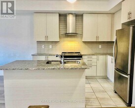 7 Heswall Ln in Newmarket, ON - Building Photo - Building Photo