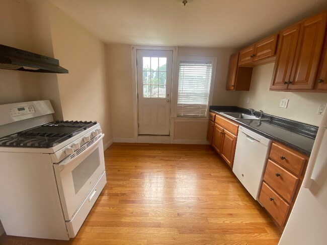 18 Congress Pl in Dedham, MA - Foto de edificio - Building Photo