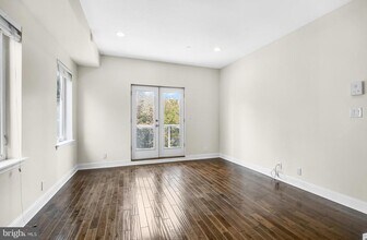 2050 Frankford Ave in Philadelphia, PA - Building Photo - Building Photo
