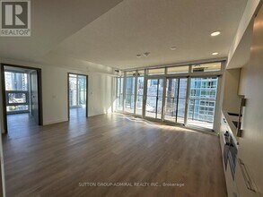 1 Concord Cityplace Wy in Toronto, ON - Building Photo - Building Photo