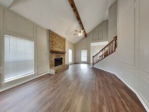 104 NE Timber Ridge Dr in Burleson, TX - Building Photo - Building Photo