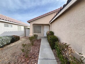 5878 Sleepy Spruce St in Las Vegas, NV - Building Photo - Building Photo