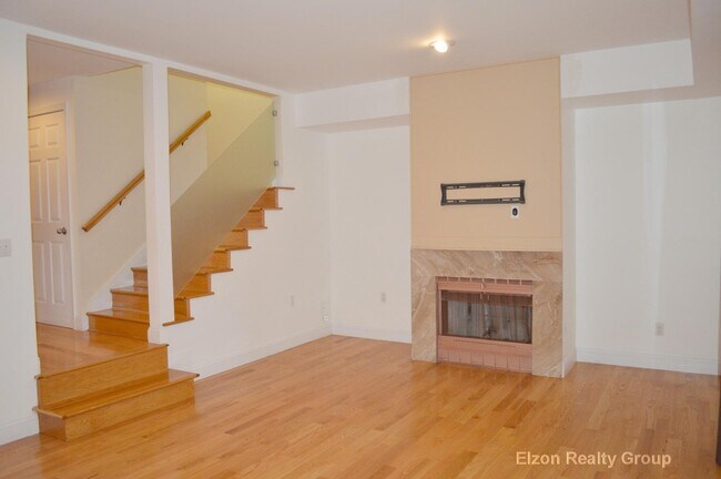 50 Undine Rd, Unit 1 in Boston, MA - Foto de edificio - Building Photo