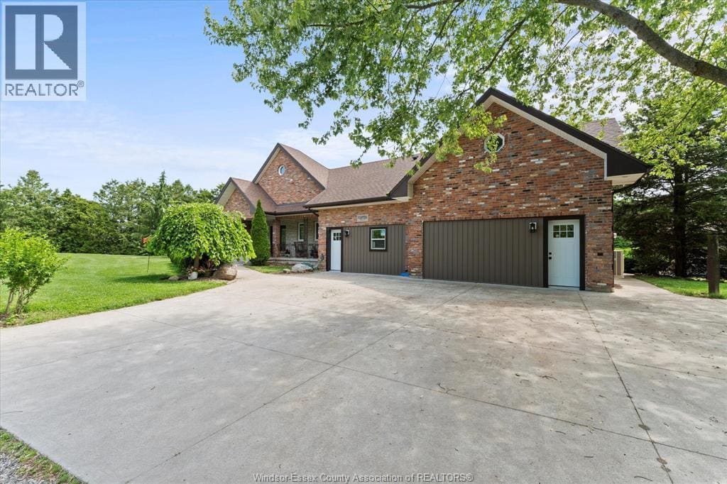 1 FLORIAN 15 in Essex, ON - Building Photo