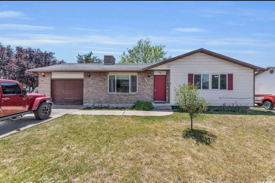 121 W 255 S in Orem, UT - Foto de edificio