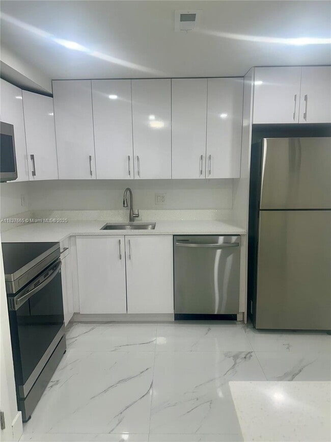 property at 4166 Inverrary Dr