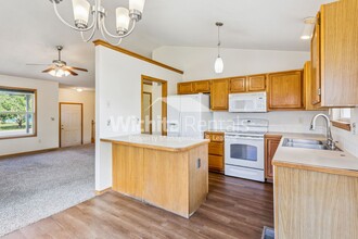 4052 Farmstead St in Wichita, KS - Foto de edificio - Building Photo