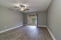 The Linx Apartments, LLC in Tampa, FL - Building Photo - Building Photo