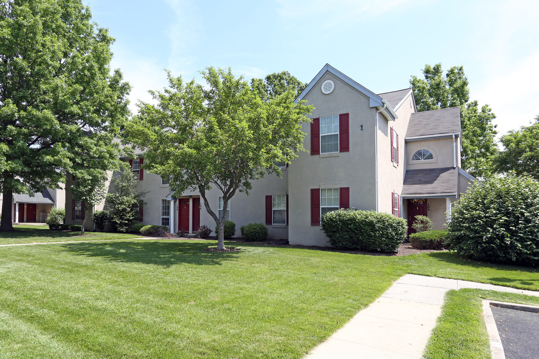 Royal Oaks and East Gardens in Monmouth Junction, NJ - Foto de edificio