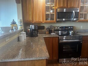 300 Creekside Wy, Unit B-101 in Burnsville, NC - Foto de edificio - Building Photo