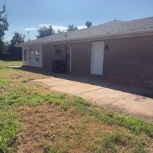 100 Lochwood Cir in Yukon, OK - Building Photo - Building Photo