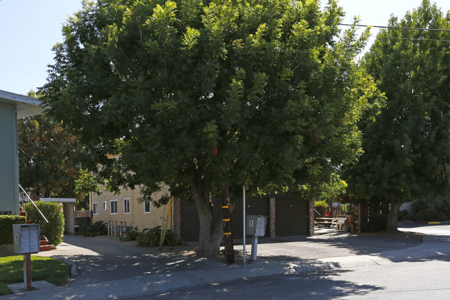 2075 Marlboro Ct in San Jose, CA - Foto de edificio - Building Photo