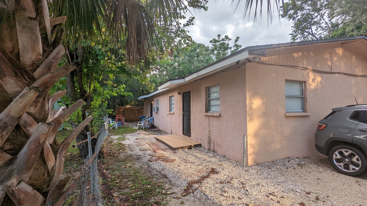 2919 Gillespie Ave in Sarasota, FL - Building Photo
