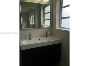 740 NE 179th Terrace in North Miami Beach, FL - Foto de edificio - Building Photo