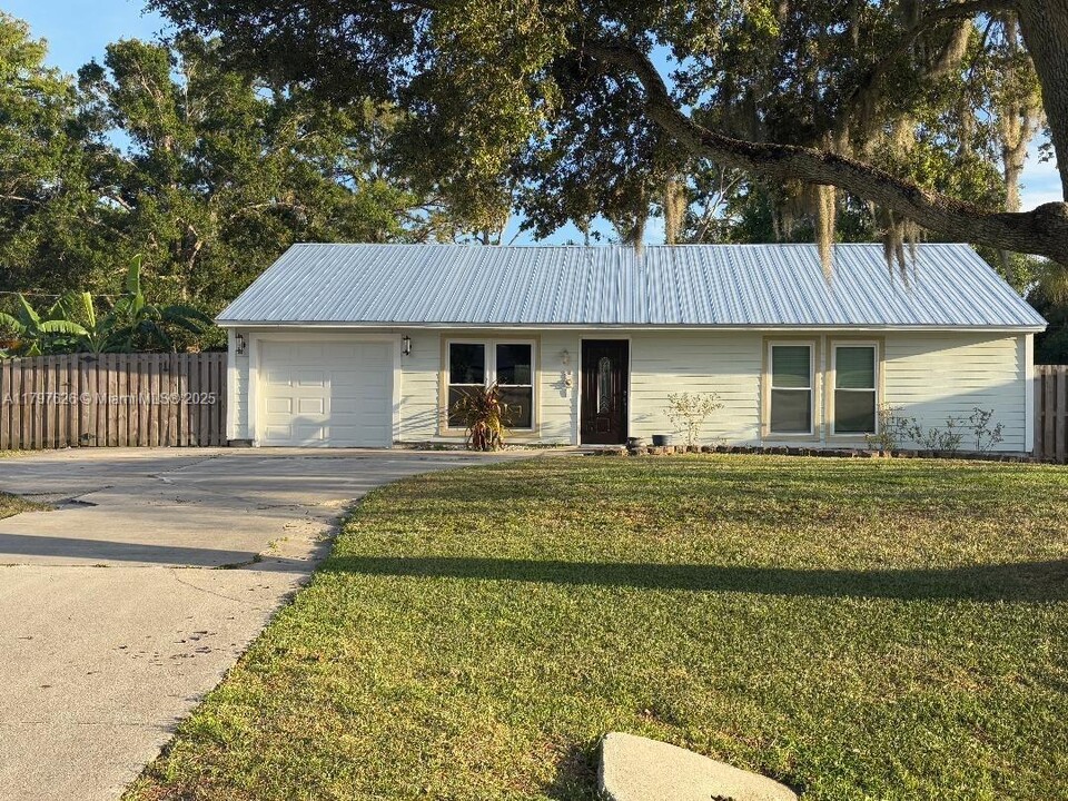 7503 Paso Robles Blvd in Fort Pierce, FL - Building Photo
