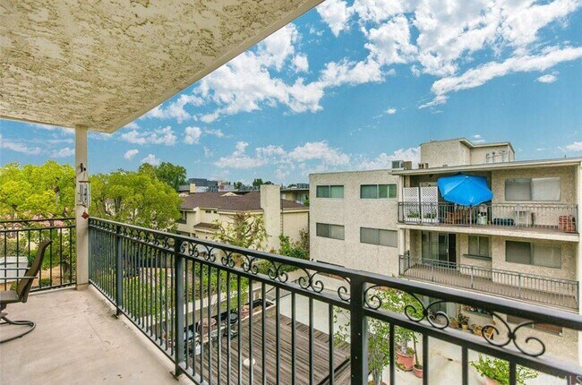 277 Pleasant St, Unit 317 in Pasadena, CA - Foto de edificio - Building Photo