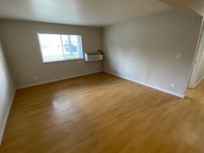 620 E Liberty St, Unit 204 in Wauconda, IL - Building Photo - Building Photo