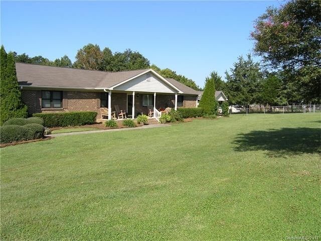 7831 Beatties Ford Rd in Charlotte, NC - Building Photo