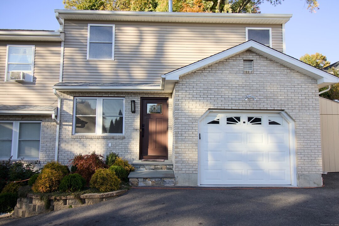 32 May St-Unit -34 in Naugatuck, CT - Building Photo