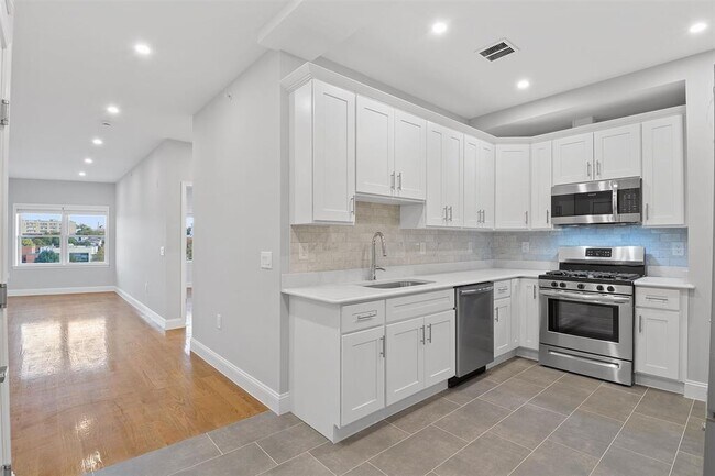 311-315-315 West Side Ave in Jersey City, NJ - Building Photo - Building Photo