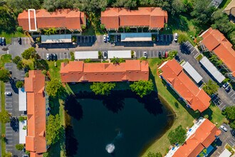 8271 Key Royal Cir, Unit 924 in Naples, FL - Foto de edificio - Building Photo