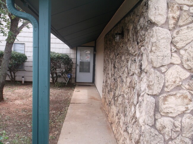 1002 Straka Terrace in Oklahoma City, OK - Building Photo - Building Photo