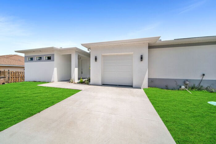 4766 Nelson Dr in Lehigh Acres, FL - Building Photo