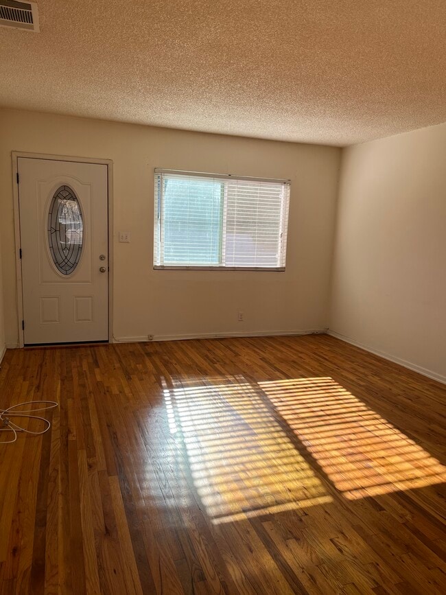 4074 Rosabell St, Unit 4076 in Los Angeles, CA - Foto de edificio - Building Photo