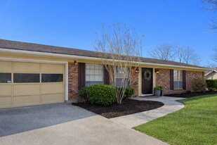 205 Dogwood Dr in Starkville, MS - Building Photo