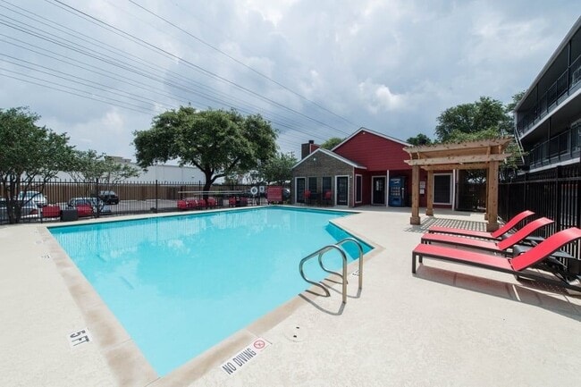 6808 S I-35 Frontage Rd in Austin, TX - Building Photo - Building Photo