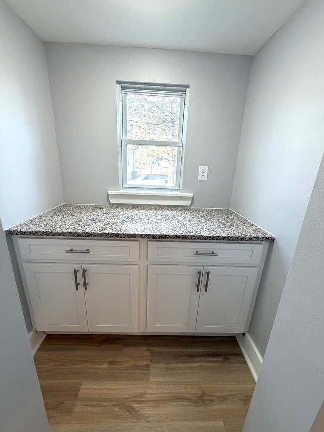 331-339 Naubuc Ave in Glastonbury, CT - Building Photo - Building Photo