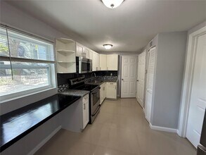 533 NE 68th St in Miami, FL - Building Photo - Building Photo