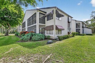 5040 Rose Hill Dr in Boynton Beach, FL - Building Photo