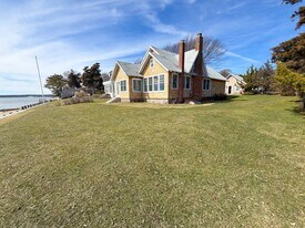 6 Bay Rd in Southampton, NY - Building Photo